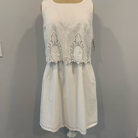 WHITE LACE EMBROIDERED DRESS. - Picture 1 of 8